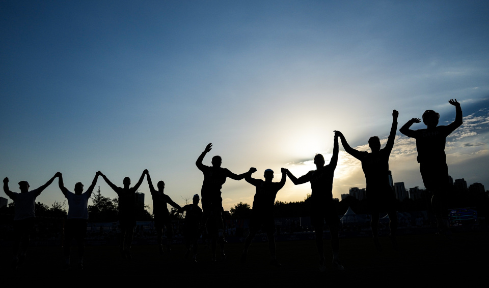 坐稳四强位, 港队, 和盐城队比